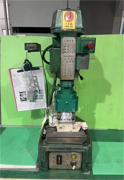 13、單軸攻絲機.jpg