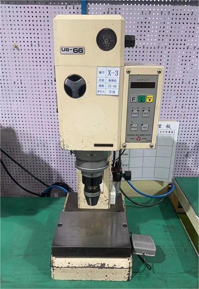 16、旋轉(zhuǎn)鉚接機.jpg